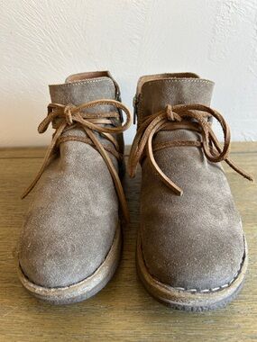 Born Calyn Distressed Women’s Leather Ankle Rustic Bootie. Artisan. Size 8.